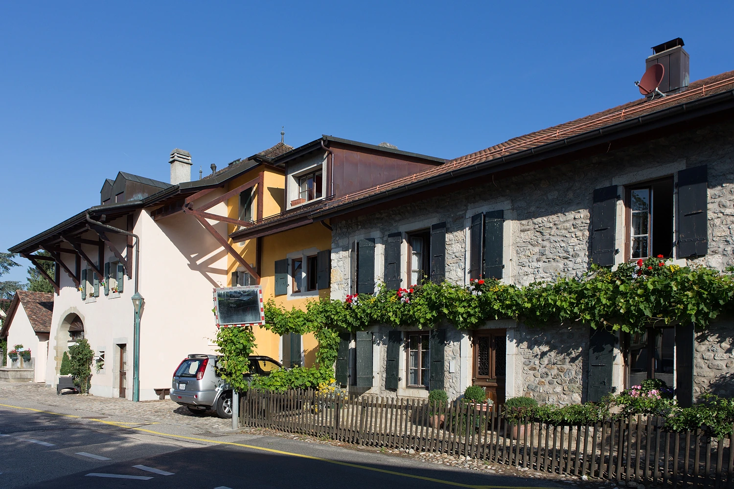 Façades de la Grand-Rue dans le Vieux-Bourg de Gland, photographiées par Roland Zumbuehl en 2015.
