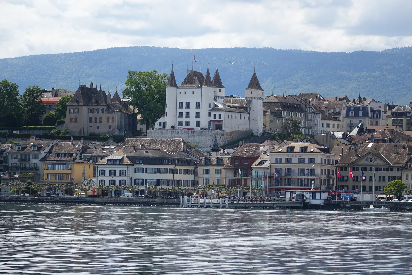Le château de Nyon et les façades du quartier de Rive, vus depuis le Léman.