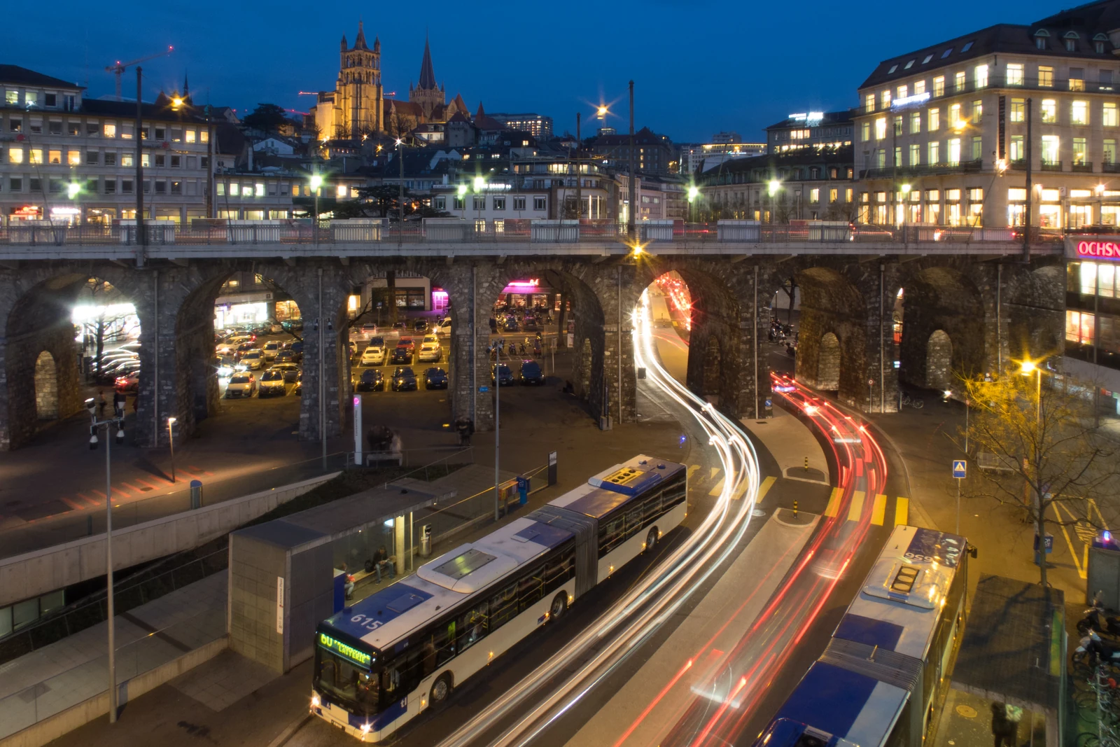La cathédrale de Lausanne illuminée au-dessus du Grand-Pont, à la tombée de la nuit.