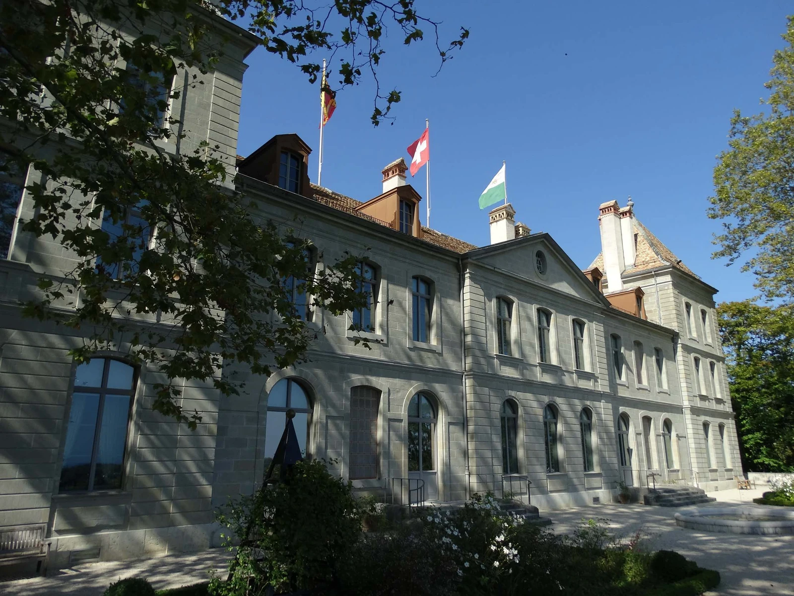 Façade du château de Prangins et ses drapeaux, photographiée par Leemburg-CH en 2014.